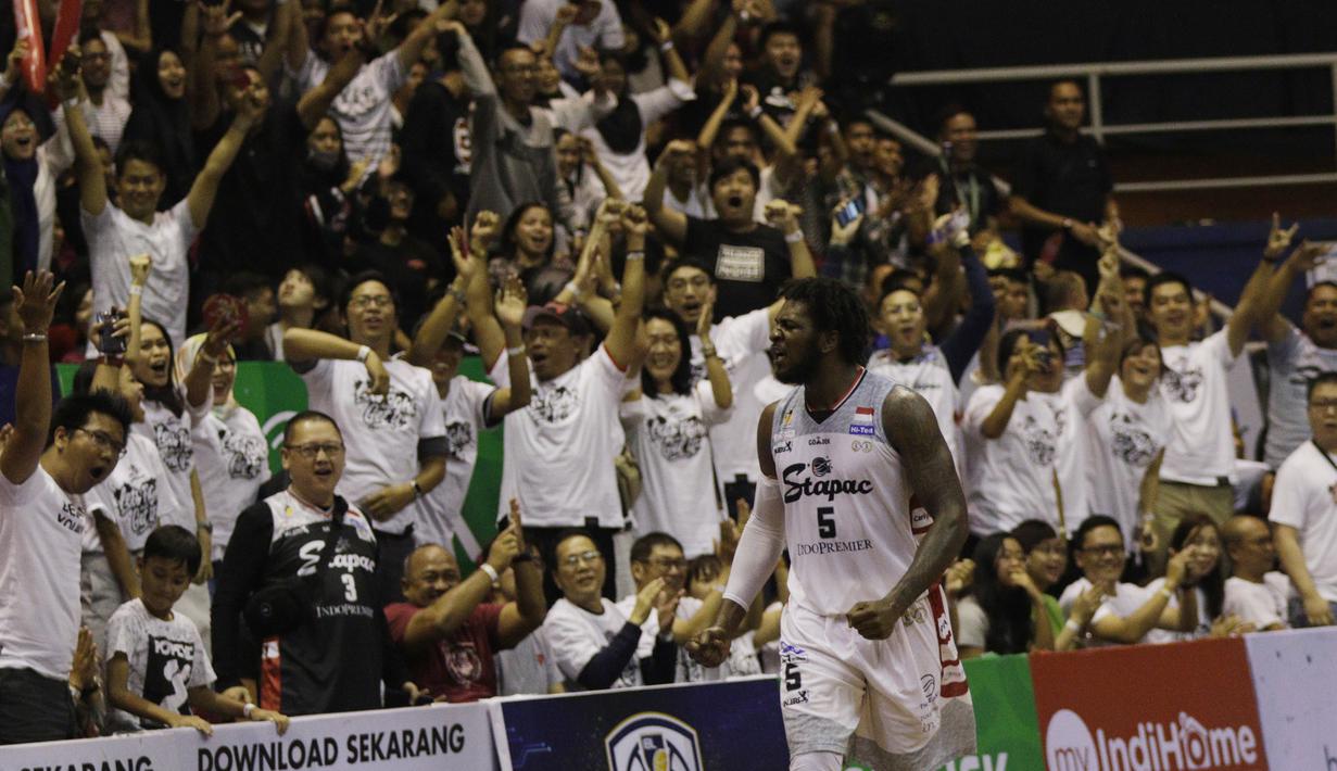 Pebasket Stapac Jakarta, Savon Goodman, melakukan selebrasi saat melawan Satria Muda Jakarta pada laga final IBL 2019  di C-Tra Arena, Bandung, Sabtu (23/3). Savon Goodman terpilih menjadi pemain terbaik IBL 2019. (Bola.com/M Iqbal Ichsan)