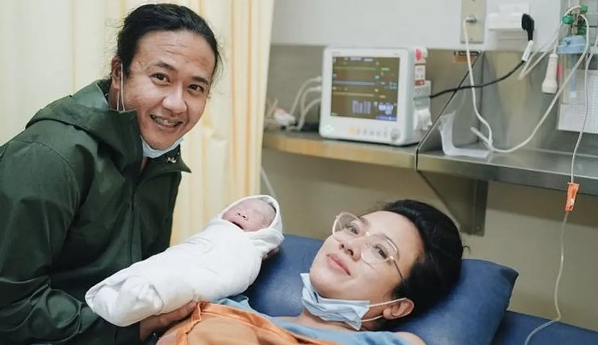 <p>Setelah menunggu cukup lama, akhirnya Dea Ananda melahirkan anak pertamanya. Mengenakan kacamata, Dea pun tetap tampil glowing setelah melahirkan. @dea_ananda.</p>