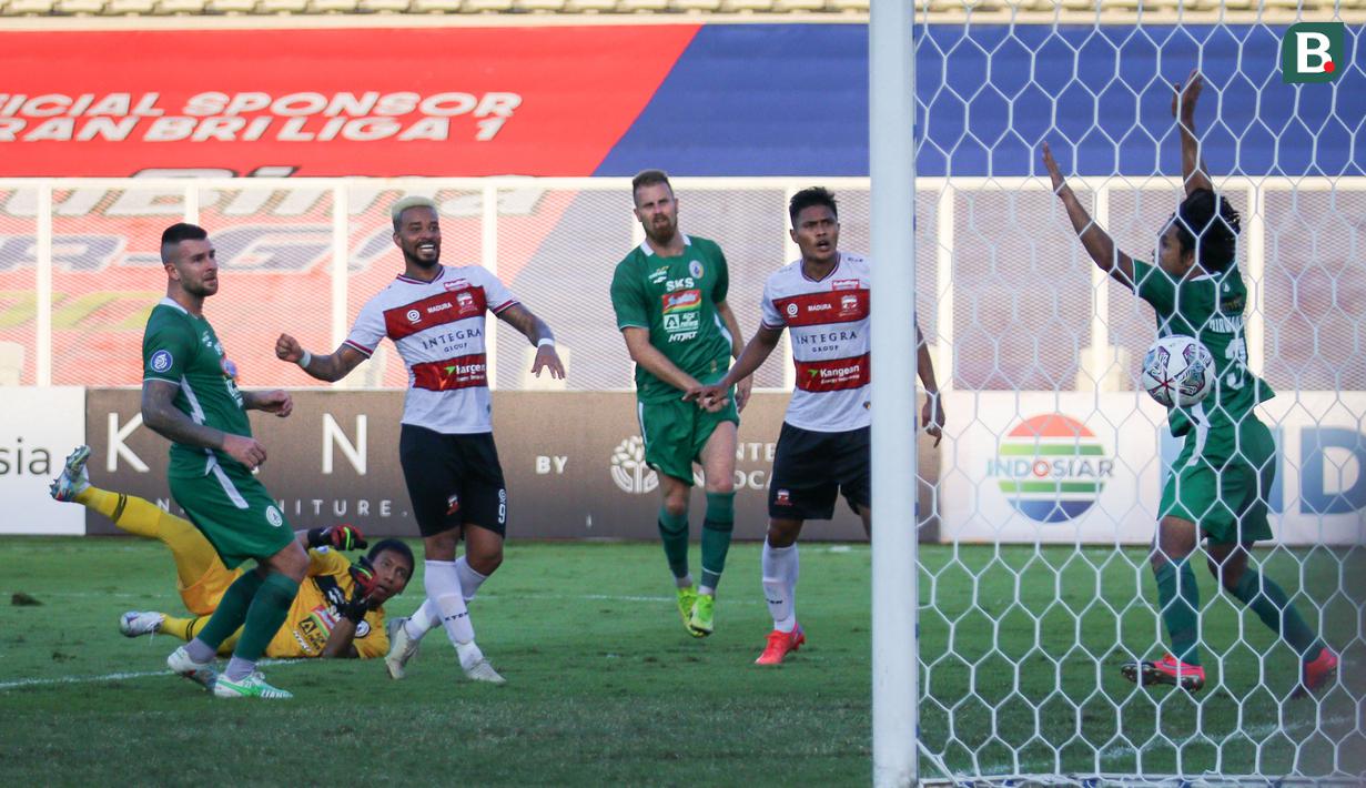 Penyerang Madura United, Rafael Silva (tiga kiri) berusaha mencetak gol ke gawang PSS Sleman saat laga pekan keempat BRI Liga 1 2021/2022 di Stadion Madya, Jakarta, Sabtu (25/09/2021) WIB. (Bola.com/Bagaskara Lazuardi)