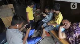 Warga beraktivitas di kawasan Kampung Aquarium saat PSBB, Penjaringan, Jakarta Utara, Kamis (17/9/2020). Kampung Aquarium rencanannya akan dibangun kampung susun yang diperuntukkan bagi warga sekitar. (Liputan6.com/Johan Tallo)