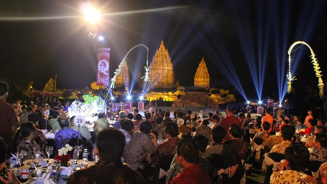 Makan malam romantis di Candi Prambanan