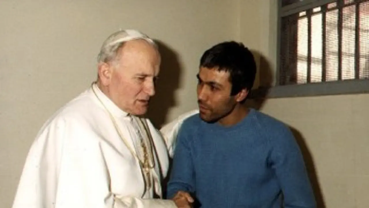Paus Yohanes Paulus II menemui Mehmet Ali Agca di penjara Rebibbia di Roma