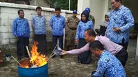 Pemerintah Daerah se Pantura Jawa Barat Serentak melakukan pembakaran KTP Elektronik. Foto (LIputan6.com / Panji Prayitno)