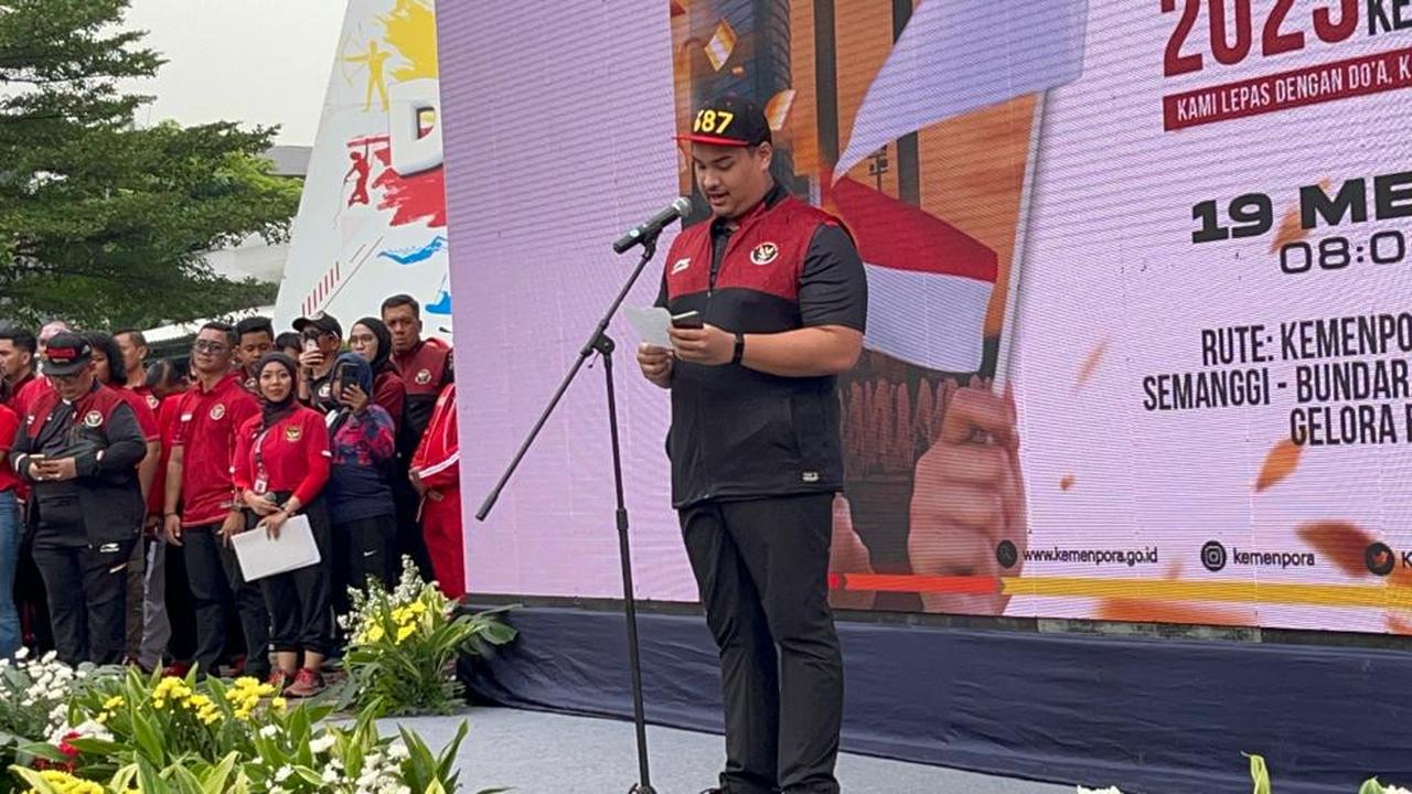 Menteri Pemuda dan Olahraga (Menpora) Dito Ariotedjo melepas arak-arakan Timnas U-22 dan para atlet lainnya yang berhasil membawa medali emas di Sea Games Kamboja