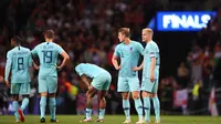 Para pemain Belanda tampak kecewa usai dikalahkan Portugal pada laga final UEFA Nations League di Stadion Dragao, Porto, Minggu (9/6). Portugal menang 1-0 atas Belanda. (AFP/Patricia De Melo)
