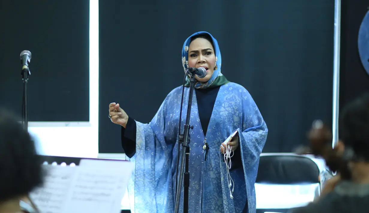 "Yang penting persiapan harus matang. Karena orkestra, ama Erwin Gutawa. Masih mencocokkan. Saya fokus cara penyampaiannya. Lagu kan jarang dinyanyikan. Ini aransemen kekinian," tukas Hetty. (Adrian Putra/Bintang.com)
