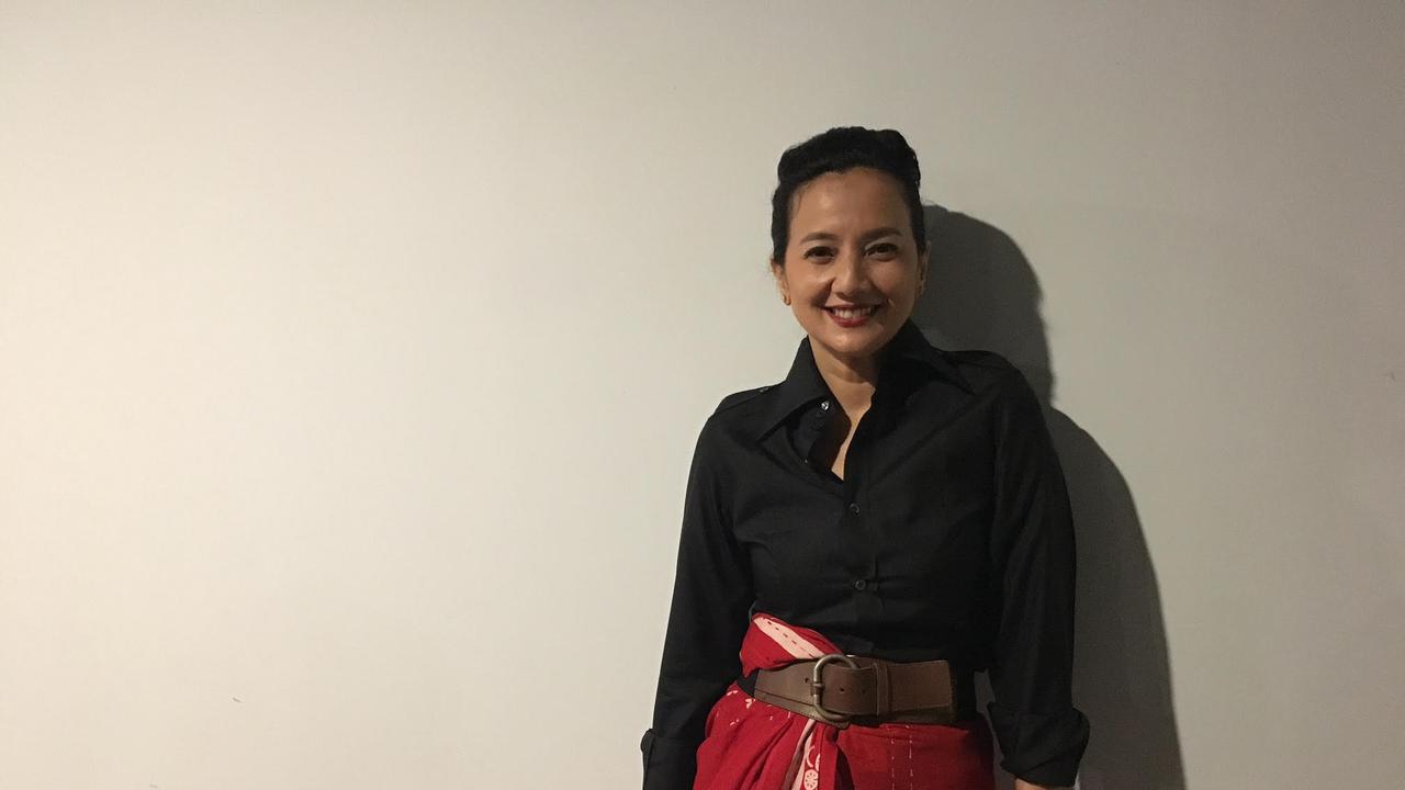 Tak hanya dibuat baju dengan dijahit, kain daerah pun bisa dikenakan begitu saja di tubuh. Ini tips dari Cut Mini.