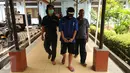 Petugas BNN menggiring salah satu tersangka pengedar narkotika jenis sabu di Gedung BNN Jakarta, Kamis (29/10/2015). Sabu seberat 22,4 kg dimusnahkan BNN dihadapan sejumlah saksi dan tersangka. (Liputan6.com/Helmi Fithriansyah)