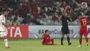 Pemain Timnas Indonesia U-19, Egy Maulana Vikriterduduk menahan sakit saat melawan UEA U-19 pada penyisihan Grup A Piala AFC U-19 2018 di Stadion GBK, Jakarta, Rabu (24/10). Babak pertama, Indonesia unggul 1-0. (Liputan6.com/Helmi Fithriansyah)