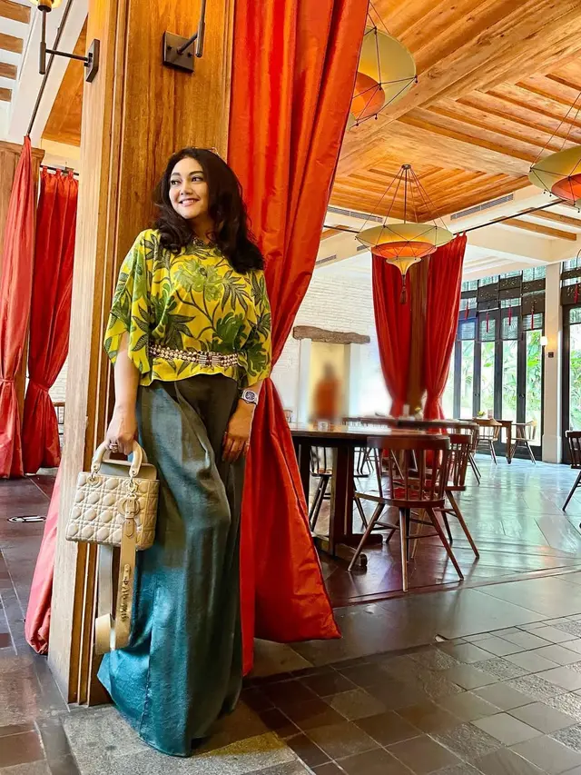 Inspirasi Outfit Batik ala Bella Saphira