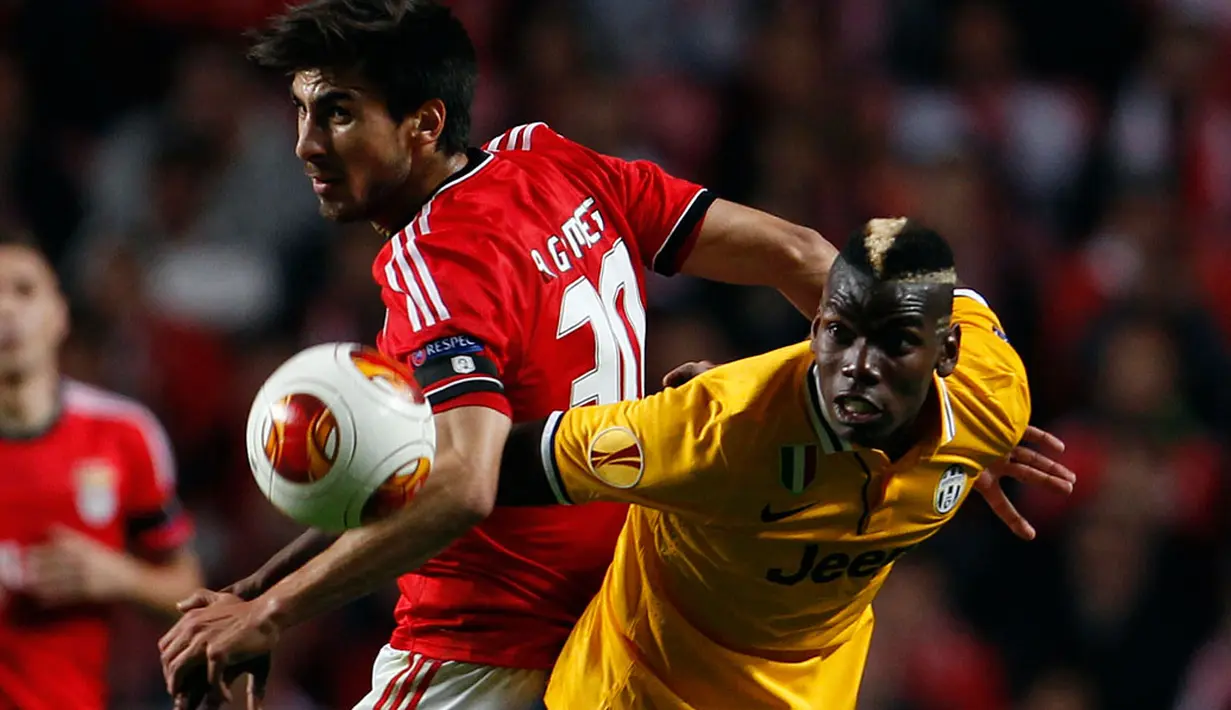 Gelandang Benfica, Andre Gomes (kiri) berebut bola dengan pemain Juventus, Paul Pogba pada laga pertama semifinal Liga Europa di stadion Luz, Lisbon (25/4/2014). (REUTERS/Rafael Marchante)
