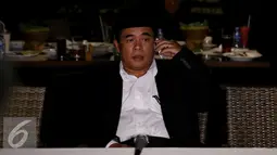Ade Komarudin menerima telpon saat memberikan keterangan pers di Jakarta, Senin malam (5/12). Dalam putusan MKD, Akom diberikan sanksi ringan (teguran tertulis), terkait pengaduan Komisi VI. (Liputan6.com/JohanTallo)