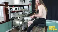 Musisi yang gila dalam bermain drum