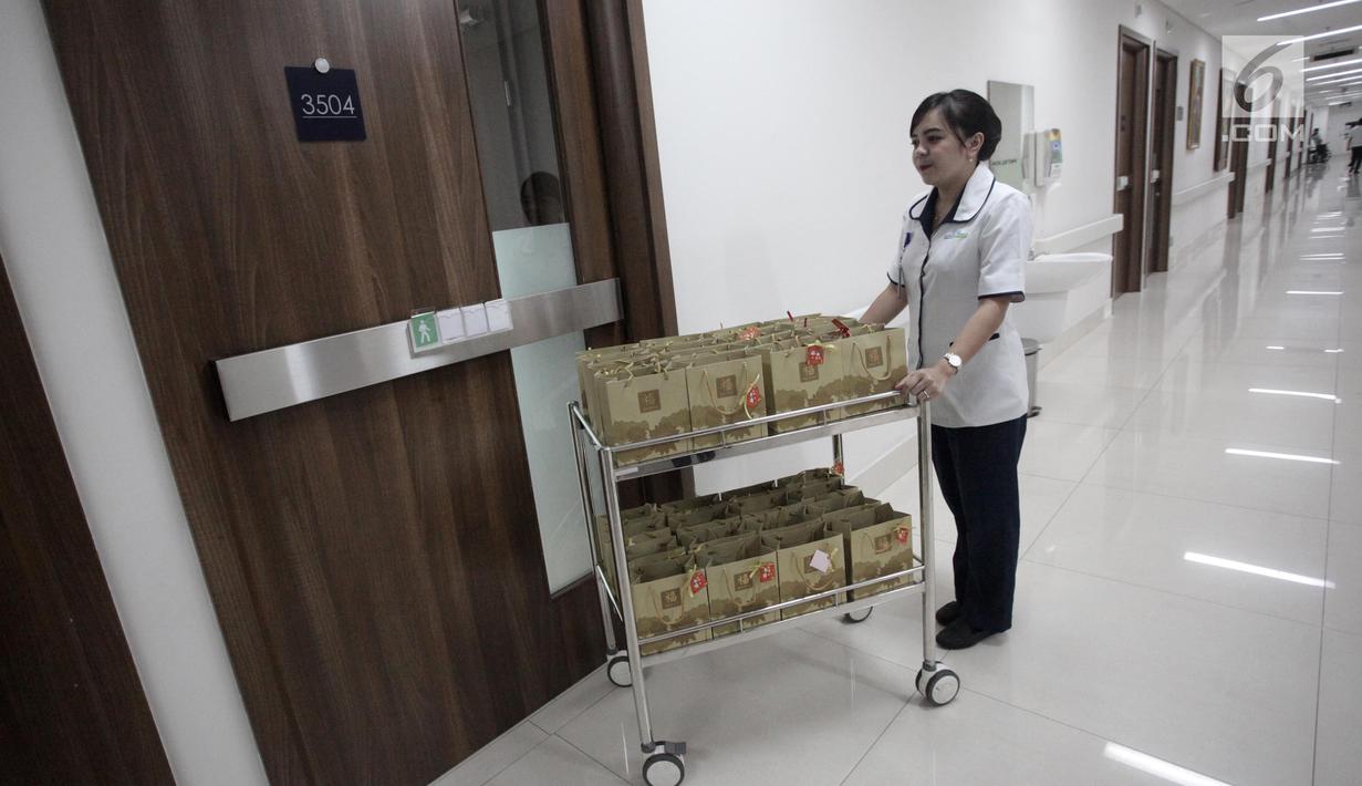 Perawat bersiap membagikan jeruk pada pasien di RS Siloam, Semanggi, Jakarta, Kamis (15/2). Dengan pemberian jeruk diharapkan pasien menjadi semangat untuk sembuh dari penyakitnya. (Liputan6.com/Arya Manggala)