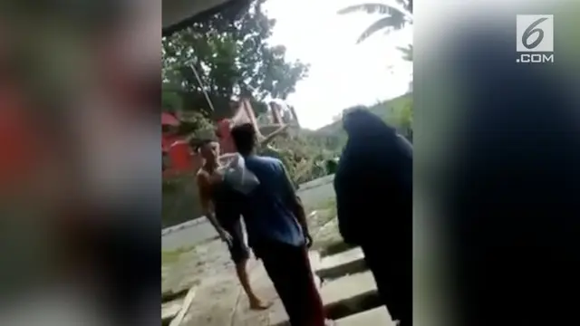 Beredar di media sosial, seorang Bule marah-marah ke Ustad karena terganggu dengan lantunan shalawat dari masjid. Lantunan shalawat disebutnya karaoke.