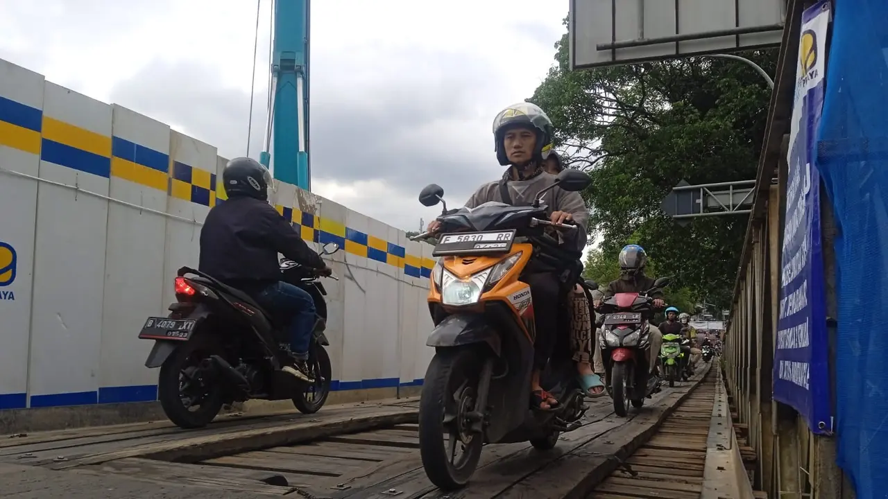 Potret Pembangunan Jembatan Cikereteg, Kecamatan Caringin, Bogor.