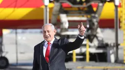 PM Israel Benjamin Netanyahu menghadiri upacara untuk menandai kedatangan pesawat yang membawa gelombang pertama vaksin COVID-19 Pfizer di Bandara Internasional Ben Gurion, Tel Aviv, Israel, 9 Desember 2020. Israel memesan sekitar 8 juta vaksin Pfizer. (Xinhua/JINI/Marc Israel Sellem)