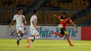 Penyerang timnas Timor Leste U-23, Frangcyatma Alves Ima Kefi (kanan) menahan bola saat laga melawan Brunei Darussalam di kualifikasi grup H Piala Asia 2016 di Stadion GBK Jakarta, (31/3/2015). Timor Leste unggul 3-0. (Liputan6.com/Helmi Fithriansyah)