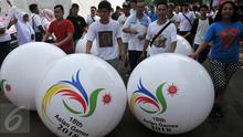 Peserta parade membawa balon bergambar Logo Asean Games 2018 Jakarta-Palembang saat peluncuran logo Asian Games 2018, Jakarta, Minggu (27/12/2015). Indonesia akan menjadi tuan rumah perhelatan Asian Games 2018 mendatang. (Liputan6.com/Johan Tallo)