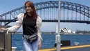Menggunakan celana jeans yang dipadukan busana monokrom, penampilan sederhana Acha Septriasa ini tetap memesona. Ia bahkan menambahkan waist bag atau tas pinggang dalam penampilannya. (Liputan6.com/IG/@septriasaacha)