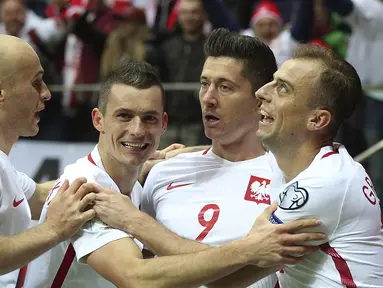 Para pemain Polandia merayakan gol yang dicetak oleh Robert Lewandowski ke gawang Montenegro pada laga Kualifikasi Piala Dunia 2018 di Stadion National, Warsawa, Minggu (8/10/2017). Polandia menang 4-2 atas  Montenegro. (AP/Czarek Sokolowski)