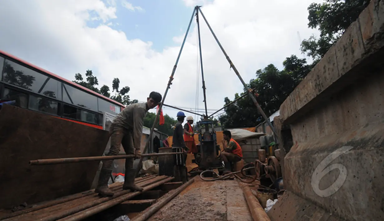 Sejumlah Pekerja sedang melakukan pengecekan kedalaman tanah untuk Pembangunan jalan layang untuk Transjakarta koridor XIII (Ciledug–Blok M), Jakarta, Sabtu (14/2/2015). (Liputan6.com/Herman Zakharia)