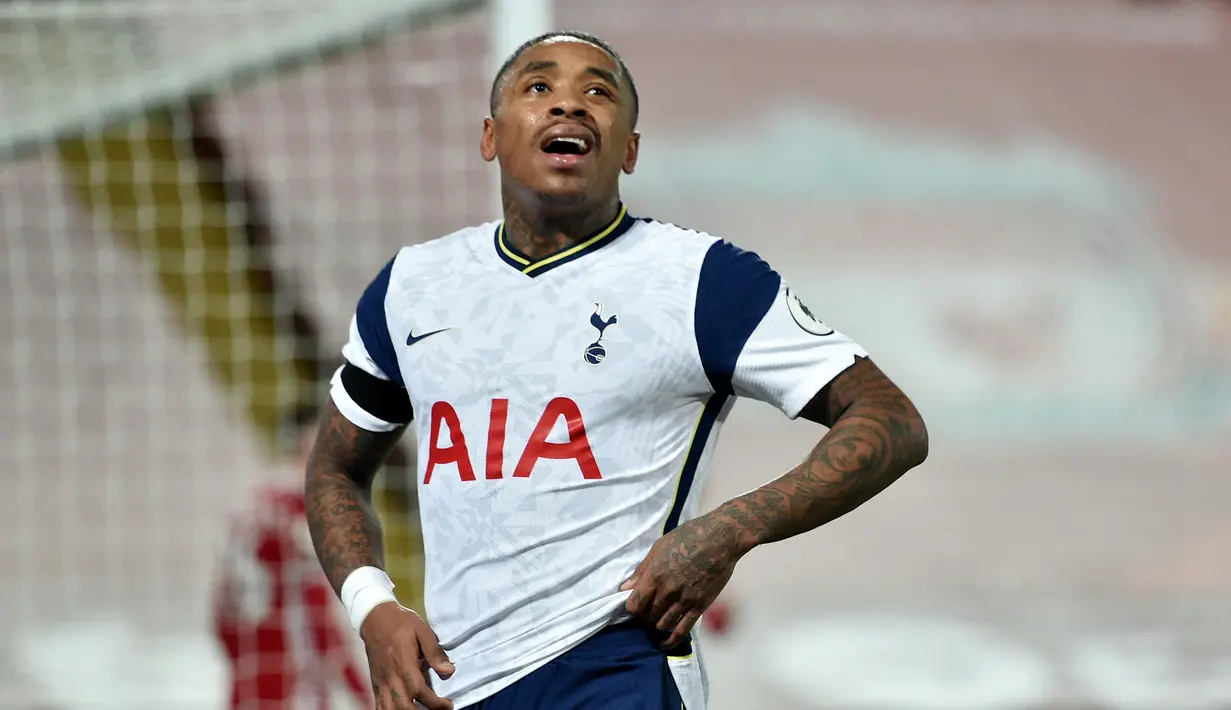 Steven Bergwijn - Lemahnya penyelesaian akhir merupakan salah satu kekurangan pemain 24 tahun ini. Ketajaman serta kompaknya Harry Kane dan Heung-min Son tentunya akan menjadi pilihan utama Sang allenatore dibanding memakai jasa Bergwijn. (AFP/Peter Powell/Pool)