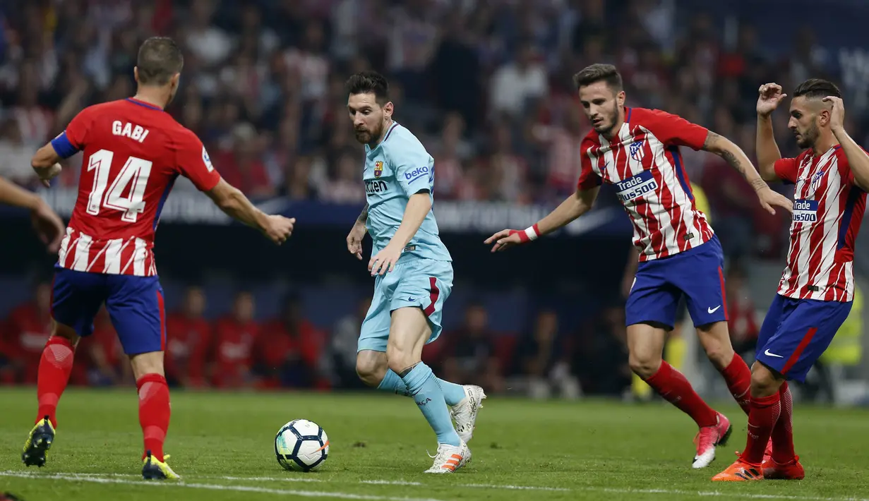 Striker Barcelona, Lionel Messi, berusaha melewati pemain Atletico Madrid pada laga La Liga Spanyol di Stadion Wanda Metropolitano, Minggu (15/10/2017). Atletico Madrid bermain imbang 1-1 dengan Barcelona. (AP/Francisco Seco)