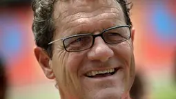 England coach Fabio Capello gestures as he coaches children during a football clinic at Rajamangala Stadium in Bangkok on July 26, 2008. Capello will hold clinics/ NICOLAS ASFOURI 