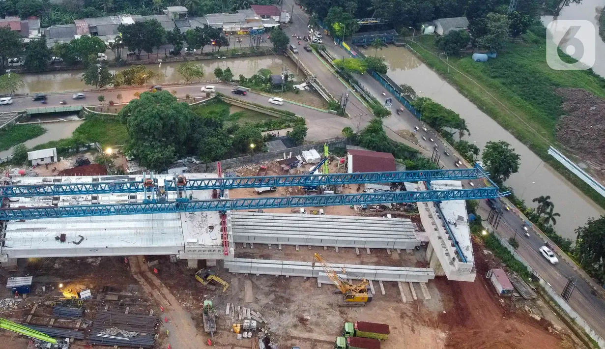 Foto udara pembangunan konstruksi jalan Tol Becakayu (Bekasi Cawang Kampung Melayu) seksi 2A di Bekasi, Jawa Barat, Selasa (14/6/2022). Pembangunan ini diharapkan menjadi alternatif pengguna jalan tol khususnya dari Bekasi menuju Tanjung Priok dan sekitarnya dengan waktu tempuh yang jauh lebih singkat. (Liputan6.com/Herman Zakharia)