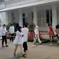 Sejumlah tamu mendatangi Gedung Pakuan di Kota Bandung untuk mengikuti pengajian mendoakan Emmeril Kahn Mumtadz atau Eril di Gedung Pakuan Kota Bandung, Sabtu (4-6/2022). (Foto: Liputan6.com/Huyogo Simbolon)