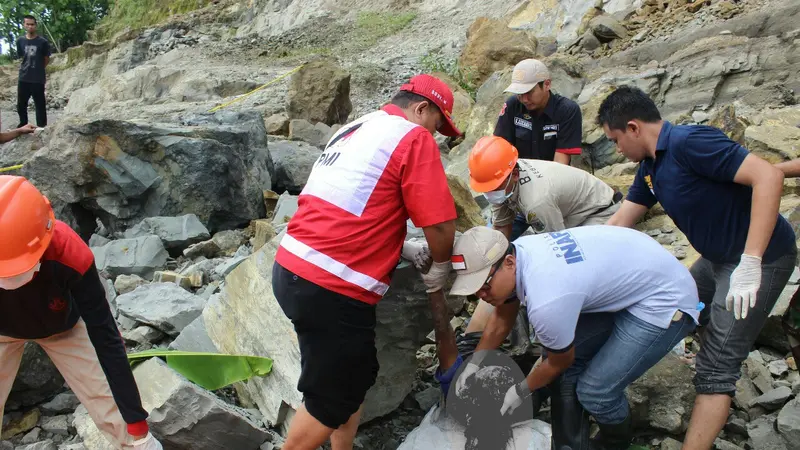 Seorang penambang batu tradisional tewas setelah tertimpa runtuhan bebatuan sebesar kerbau di Kebumen. Dua lainnya, luka-luka. (Foto: Liputan6.com/Muhamad Ridlo)