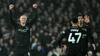 Penyerang Manchester City, Erling Haaland (kiri), merayakan gol pembuka dan gol ke-100-nya di Liga Inggris dalam pertandingan melawan Fulham di Craven Cottage, London, pada 2 Desember 2025. (Ben STANSALL / AFP)