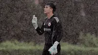 Aksi Nadeo Argawinata saat memperkuat Persija Jakarta dalam laga uji coba melawan Chiangrai United di Thailand, Sabtu (22/8/2026). (Dok. Persija)
