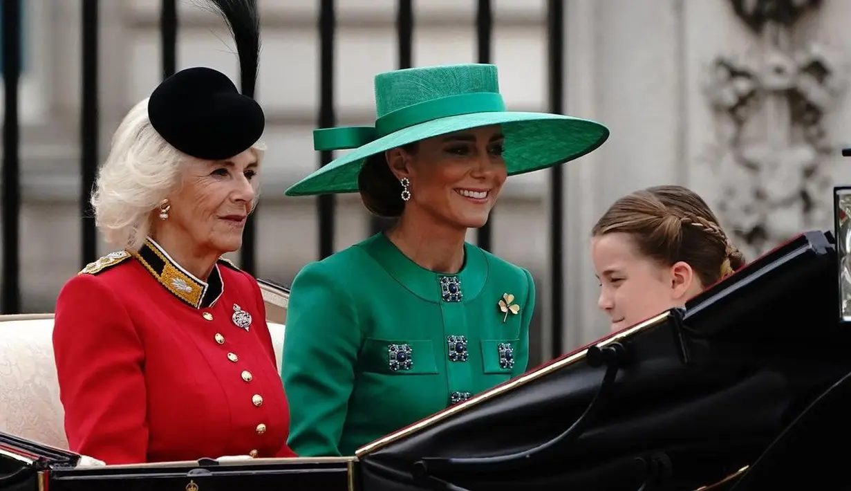 Pada perayaan ulang tahun ke-75 Raja Charles yang dikenal sebagai Trooping the Colour, Kate juga terlihat mengenakan gaun hijau zamrud.
