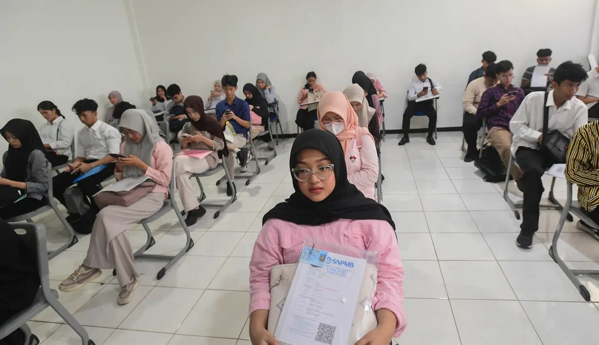Peserta Ujian Tulis Berbasis Komputer (UTBK) Seleksi Nasional Berdasarkan Tes (SNBT) menanti waktu di ruang ujian komputer, Universitas Veteran Jakarta, Limo, Depok, Jawa Barat, Senin (21/4/2026). Ujian Tulis Berbasis Komputer (UTBK) Seleksi Nasional Berdasarkan Tes (SNBT) 2026 resmi dilaksanakan dalam 1 gelombang pada 21-30 April 2026. (merdeka.com/Arie Basuki)
