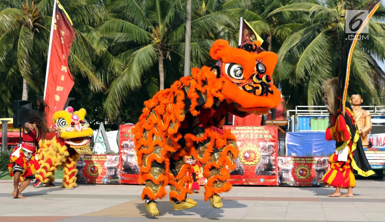 Penari Barongsai beraksi menghibur pengunjung Pantai Lagoon, Ancol, Jakarta, Sabtu (2/2). Untuk menyambut perayaan Imlek 2570, pengelola menampilkan Ancol Imlek Festival 2570. (Liputan6.com/Helmi Fithriansyah)