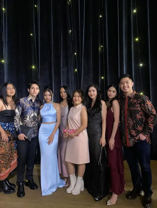 Febby Rastanty turut hadir mengenakan sleeveless dress bling bling warna hitamnya. Di sampingnya, ada Ashira Zamita dengan midi dress baby pink, Neona Ayu dengan silk dress warna lavender. [@ashirazamita].