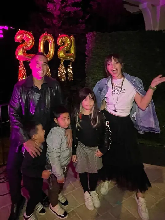 Ini adalah momen ketika Nia Ramadhani dan Ardi Bakrie merayakan tahun baru 2021. (Foto: instagram.com/ramadhaniabakrie)