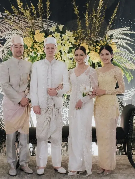 Kebaya tersebut kemudian dipadukan dengan kain serasi sebagai bawahan.