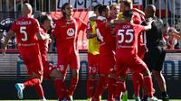 Para pemain Monza merayakan gol Christian Gytkjaer (kanan kedua belakang) ke gawang Juventus pada laga Liga Italia di U-Power Stadium, Minggu, 18 September 2022. Monza menang 1-0 atas Juventus. (MIGUEL MEDINA / AFP)