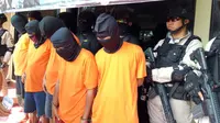 Polisi  menangkap lima terduga pengeroyok pencuri kotak amal di Masjid An Nur Jalan Kapuk Raya Gang Subur, RT 05 RW 05, Cengkareng, Jakarta Barat. (Merdeka.com/Ronald)