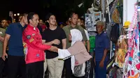 Malam-Malam, Jokowi Sapa Warga Sekitar Istana Yogyakarta Bareng Kaesang