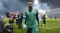 Kegagalan ini memperpanjang catatan kelam Timnas Italia gagal tampil di tiga edisi Piala Dunia secara beruntun. Tampak dalam foto, penjaga gawang Timnas Italia, Gianluigi Donnarumma, berjalan keluar lapangan usai pertandingan final play-off kualifikasi Piala Dunia 2026 melawan Bosnia dan Herzegovina di Stadion Bilino Polje, Zenica, Selasa 31 Maret 2026 waktu setempat atau Rabu 1 April 2026 dini hari WIB. (Fabio Ferrari/LaPresse via AP)