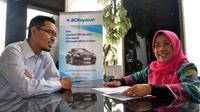 Ada pemandangan yang tidak biasa di kantor cabang BCA Syariah. Nasabah mendapat kejutan dan pelayanan istimewa
