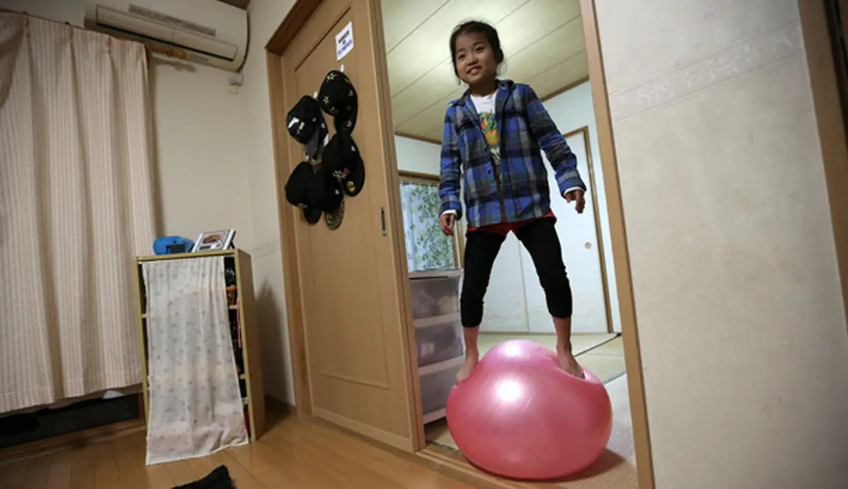 Mahiro Takano ketika bermain bola di rumahnya di Nagaoka, Niigata, Jepang, 18 November 2015. Hobi bela diri karatenya tersebut bahkan membuatnya tidak sempat menikmati masa bermain seperti anak-anak pada umumnya. (dailymail.co.uk)