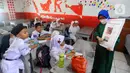 Paramedis Puskesmas Cinere menjelaskan tentang kesehatan kepada murid kelas III di SDI Al Hidayah, Cinere, depok, Senin (12/9/20222). Selain pemeriksaan gigi, telinga, dan kuku yang dilakukan periodik 6 bulan sekali  juga dilakukan penyuluhan kesehatan dan pemberian obat cacing kepada anak-anak. (merdeka.com/Arie Basuki)