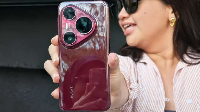 <p>Huawei Pura 80 Pro varian Glazed Red. (Liputan6.com/ Anka Fergy Agustian)</p>