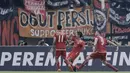 Striker Persija, Bambang Pamungkas, melakukan selebrasi usai membobol gawang Mitra Kukar pada laga perempat final Piala Presiden di Stadion Manahan, Solo, Minggu, (4/2/2018). Persija menang 3-1 atas Mitra Kukar. (Bola.com/M Iqbal Ichsan)