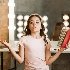 Salah satu tantangan terbesar dalam pola asuh adalah membuat anak nyaman untuk berkata jujur. Banyak anak memilih berbohong bukan karena nakal, melainkan karena takut dimarahi, takut mengecewakan orang tua, atau tidak tahu bagaimana cara mengungkapkan kesalahan. (foto/dok: freepik)